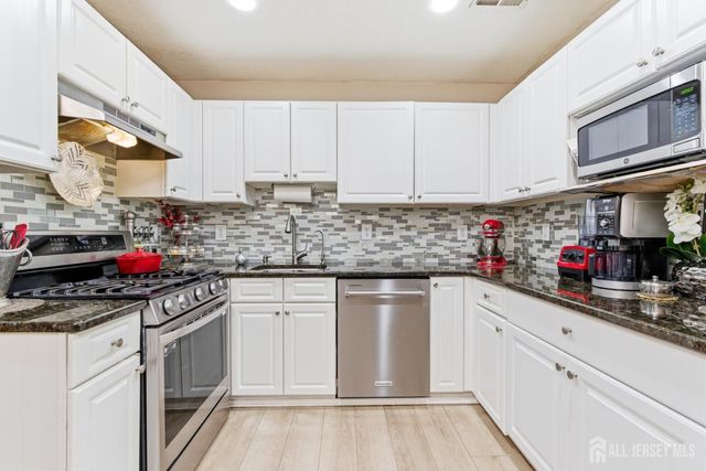 23 Prestwick Way, Edison, NJ 08820