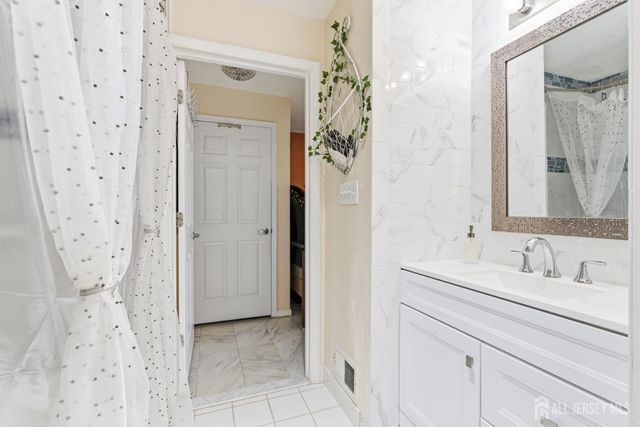 23 Prestwick Way, Edison, NJ 08820