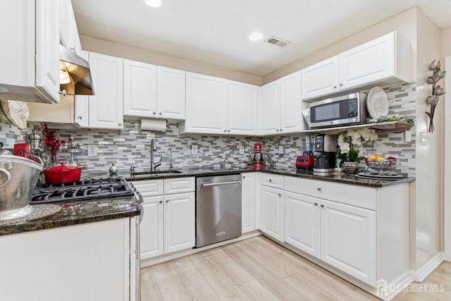 23 Prestwick Way, Edison, NJ 08820
