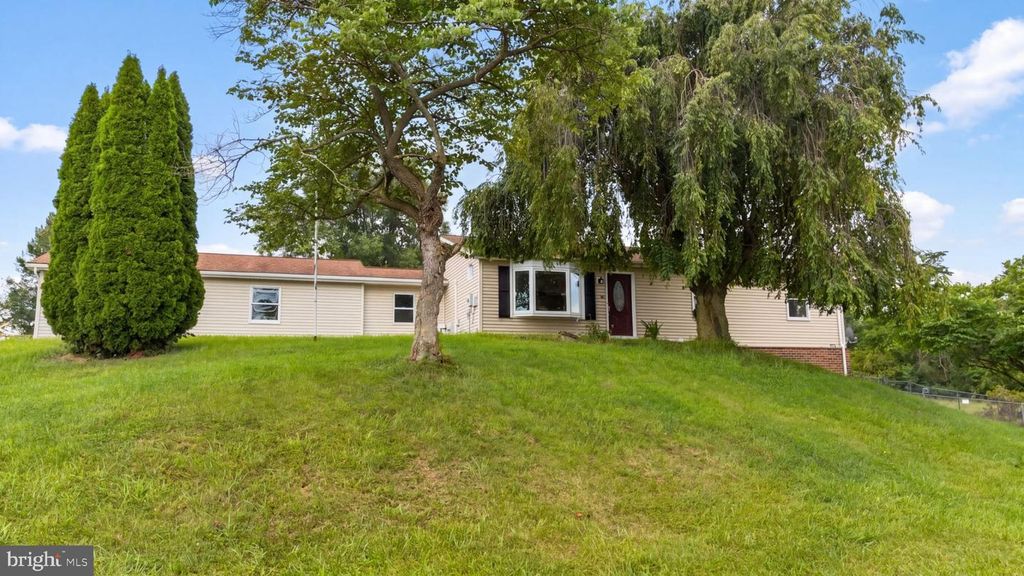 1673 BROAD LN, Falling Waters, WV 25419