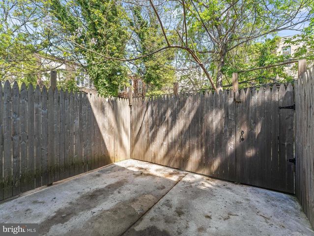 2425 W OAKDALE ST, Philadelphia, PA 19132