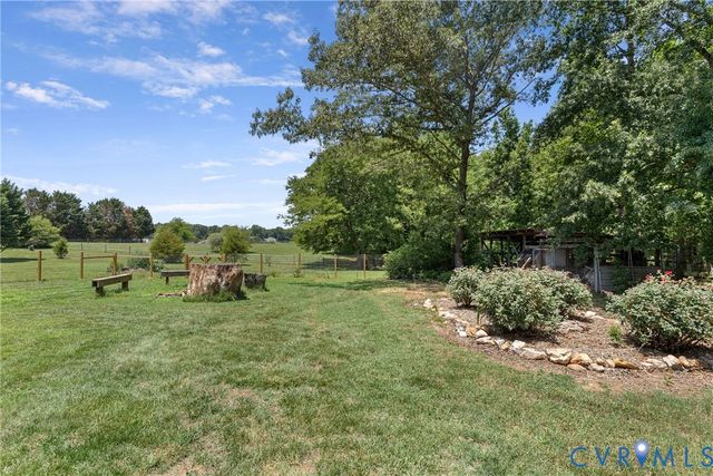 17143 Whitehouse Farm Dr, Beaverdam, VA 23015