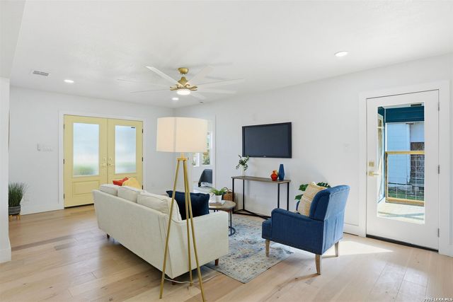 2038 W Woodlawn, San Antonio, TX 78201