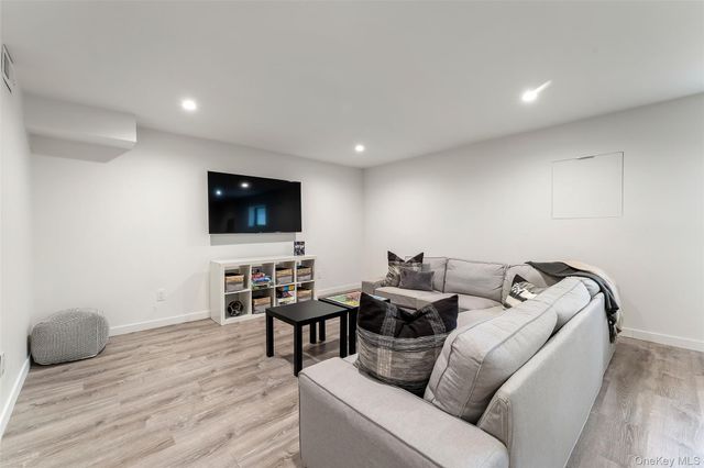 7 Windsong Road, Ardsley, NY 10502