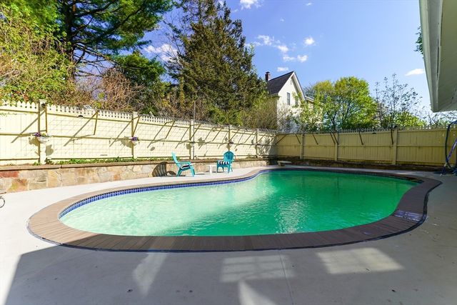 356 Quarry St, Quincy, MA 02169