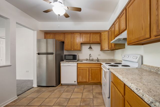 2214 S Goebbert Road 178, Arlington Heights, IL 60005