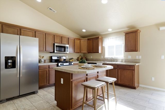 6416 Three Rivers Dr, Pasco, WA 99301