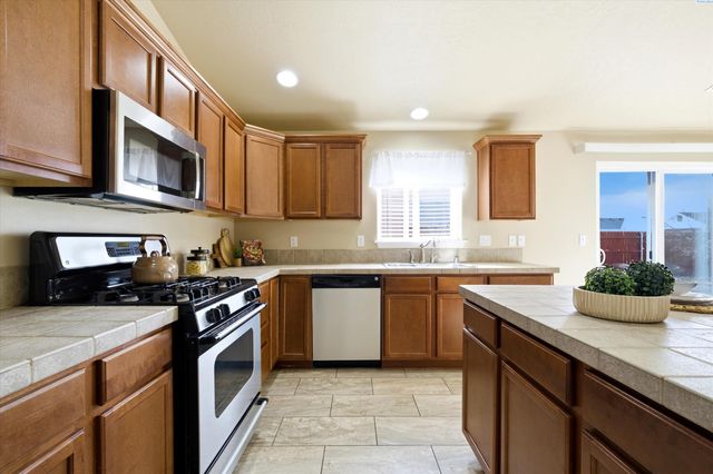 6416 Three Rivers Dr, Pasco, WA 99301