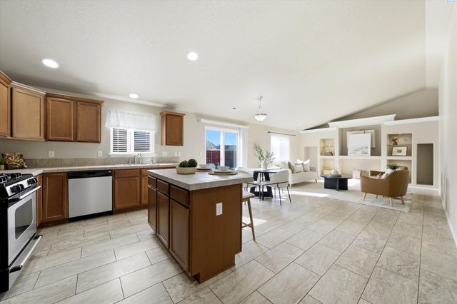 6416 Three Rivers Dr, Pasco, WA 99301