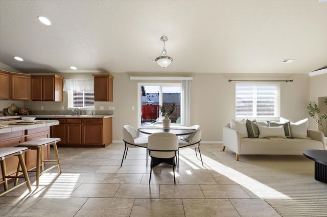 6416 Three Rivers Dr, Pasco, WA 99301