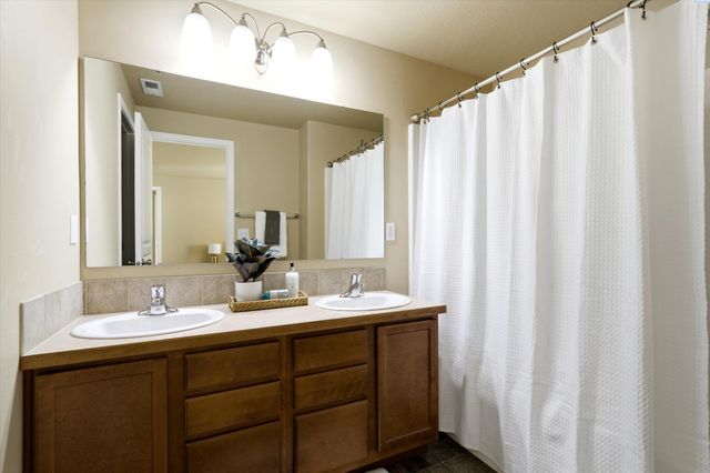 6416 Three Rivers Dr, Pasco, WA 99301