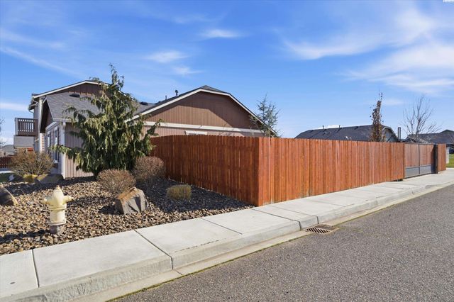 6416 Three Rivers Dr, Pasco, WA 99301