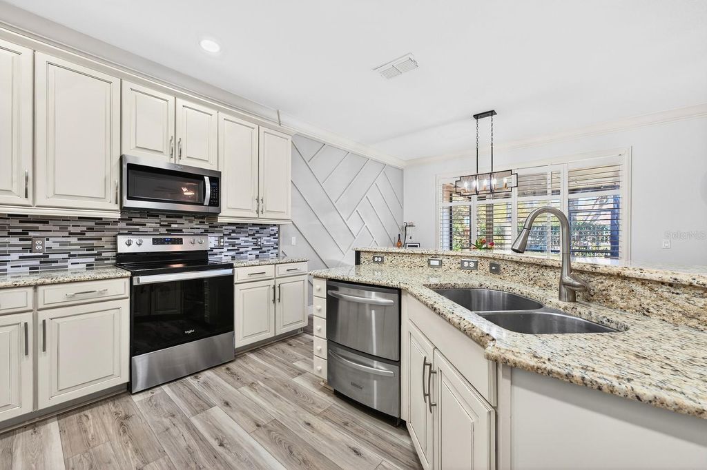 Image 8 of property listing at 10403 BELFRY CIRCLE, Orlando, FL 32832