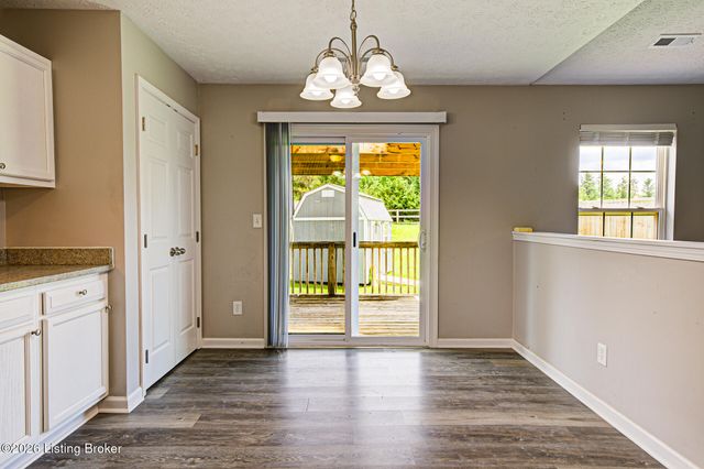 8003 Grandmeadow Ln, Louisville, KY 40258