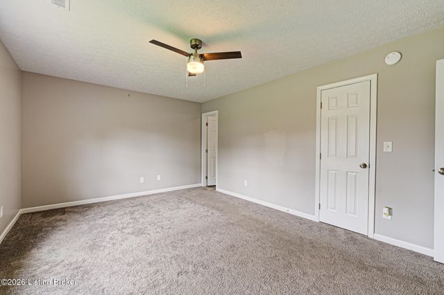 8003 Grandmeadow Ln, Louisville, KY 40258