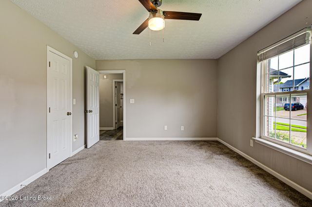 8003 Grandmeadow Ln, Louisville, KY 40258