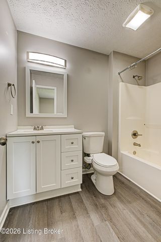 8003 Grandmeadow Ln, Louisville, KY 40258