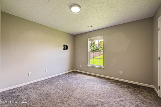 8003 Grandmeadow Ln, Louisville, KY 40258