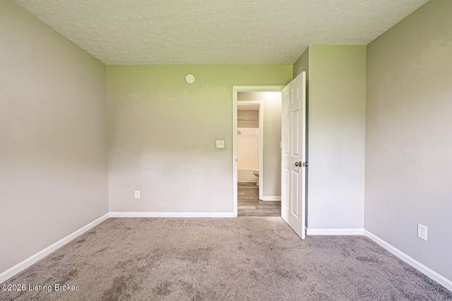 8003 Grandmeadow Ln, Louisville, KY 40258