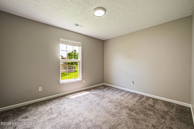8003 Grandmeadow Ln, Louisville, KY 40258