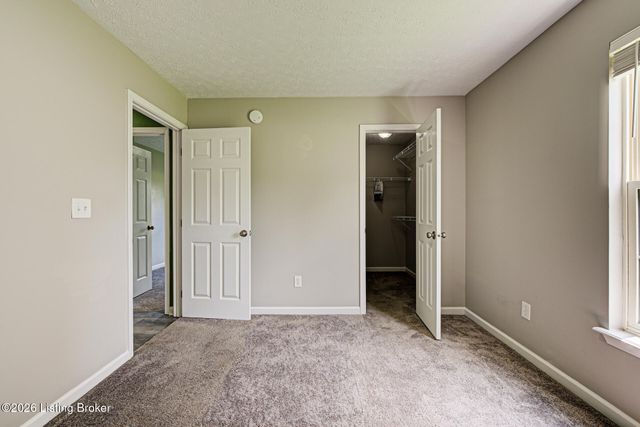 8003 Grandmeadow Ln, Louisville, KY 40258