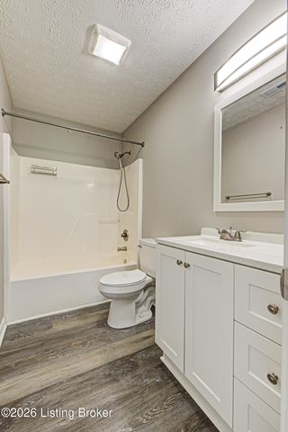 8003 Grandmeadow Ln, Louisville, KY 40258