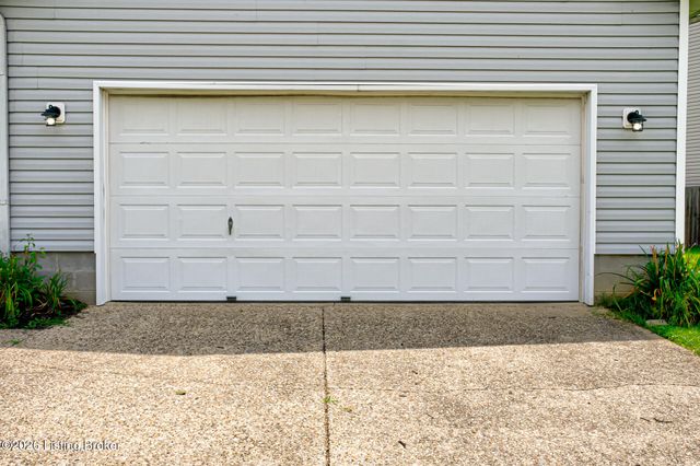 8003 Grandmeadow Ln, Louisville, KY 40258
