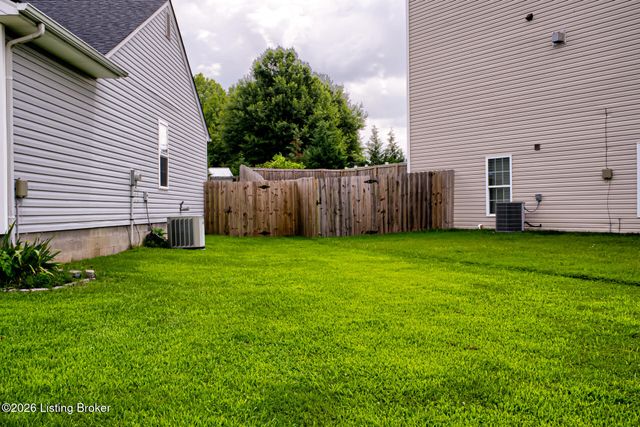 8003 Grandmeadow Ln, Louisville, KY 40258