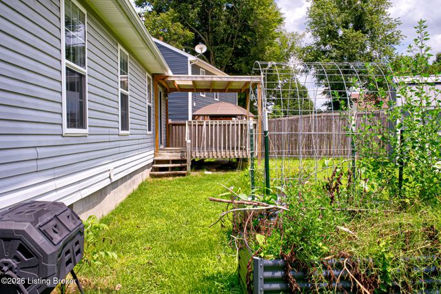 8003 Grandmeadow Ln, Louisville, KY 40258