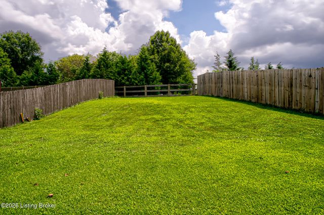 8003 Grandmeadow Ln, Louisville, KY 40258
