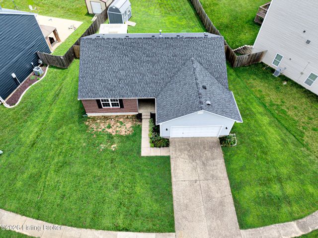 8003 Grandmeadow Ln, Louisville, KY 40258