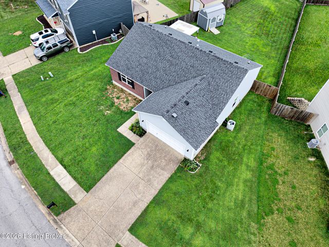 8003 Grandmeadow Ln, Louisville, KY 40258