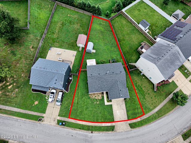8003 Grandmeadow Ln, Louisville, KY 40258