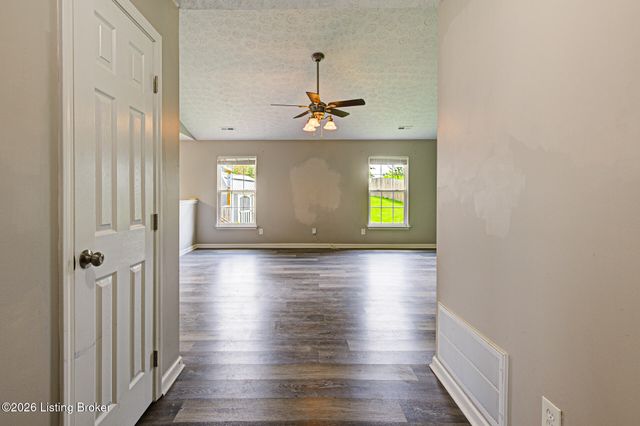 8003 Grandmeadow Ln, Louisville, KY 40258