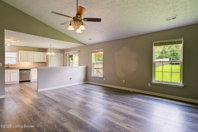 8003 Grandmeadow Ln, Louisville, KY 40258