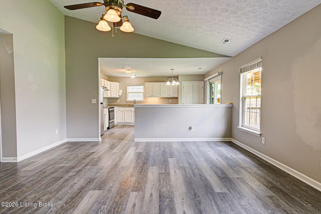 8003 Grandmeadow Ln, Louisville, KY 40258