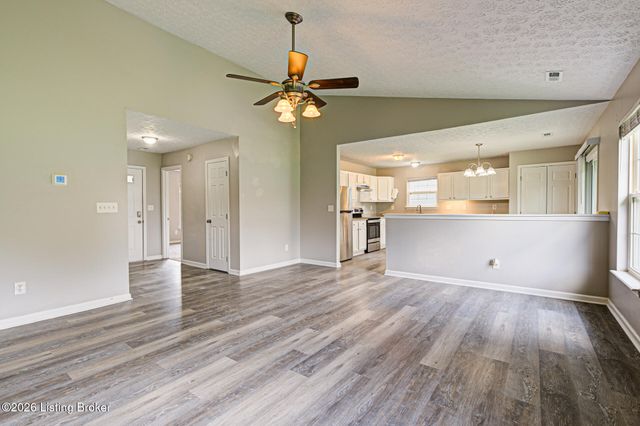 8003 Grandmeadow Ln, Louisville, KY 40258