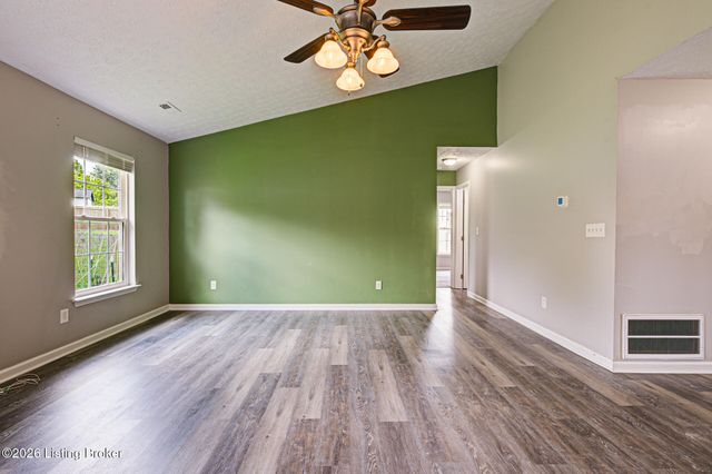 8003 Grandmeadow Ln, Louisville, KY 40258