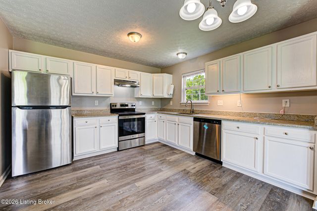 8003 Grandmeadow Ln, Louisville, KY 40258