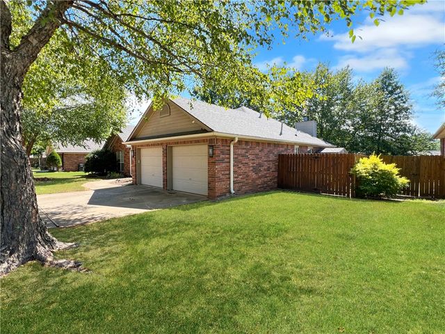 2803 Amberwood Street, Springdale, AR 72762