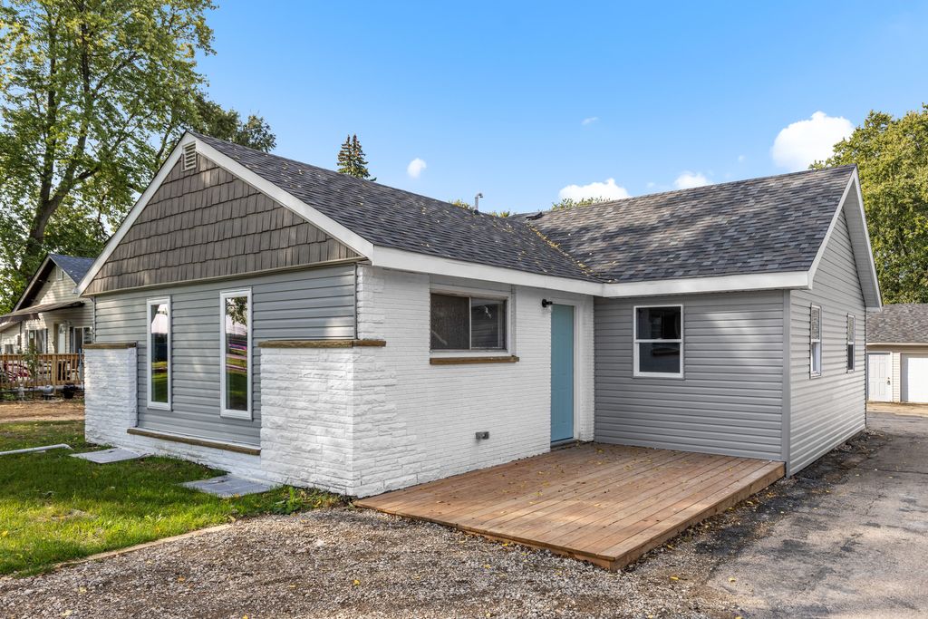 109 Raffel Road, Woodstock, IL 60098