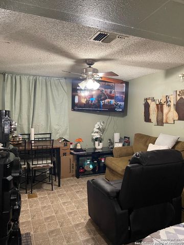 946 W Lynwood, San Antonio, TX 78201