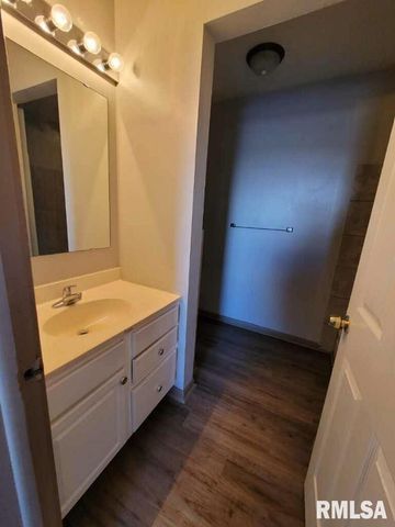 805 W 2ND Street, Davenport, IA 52802