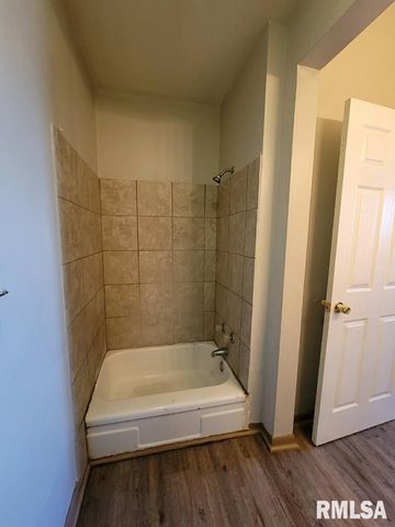 805 W 2ND Street, Davenport, IA 52802