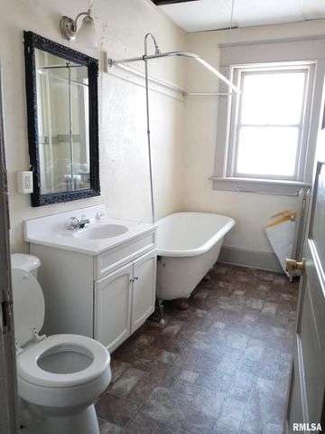 805 W 2ND Street, Davenport, IA 52802