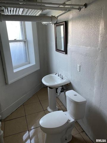 805 W 2ND Street, Davenport, IA 52802