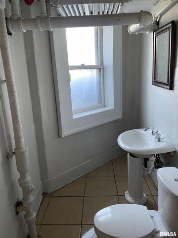 805 W 2ND Street, Davenport, IA 52802