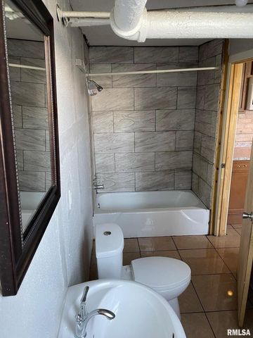 805 W 2ND Street, Davenport, IA 52802