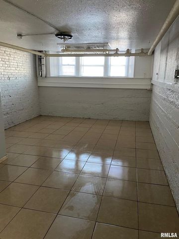 805 W 2ND Street, Davenport, IA 52802