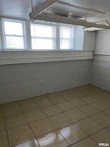 805 W 2ND Street, Davenport, IA 52802